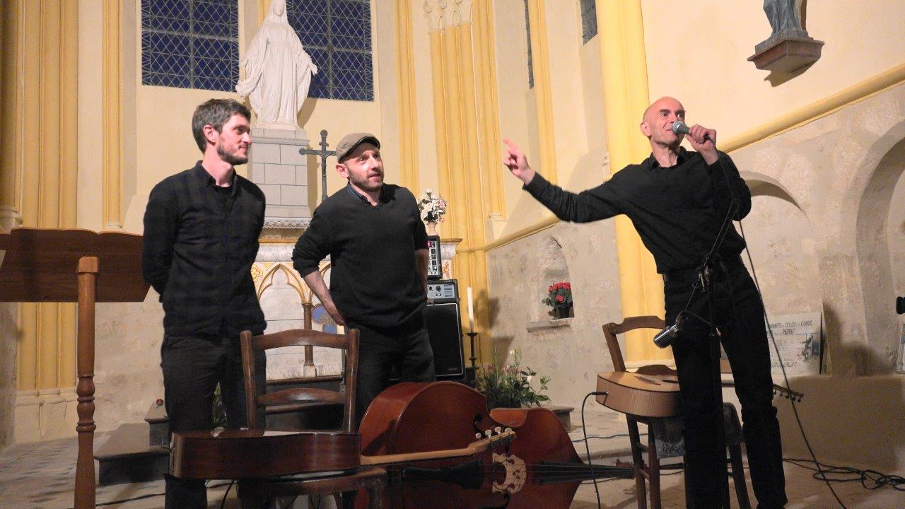 De gauche à droite : Damien Pouillart (guitare), Tony Viez (contrebasse), et Boris Pelosof (guitare).