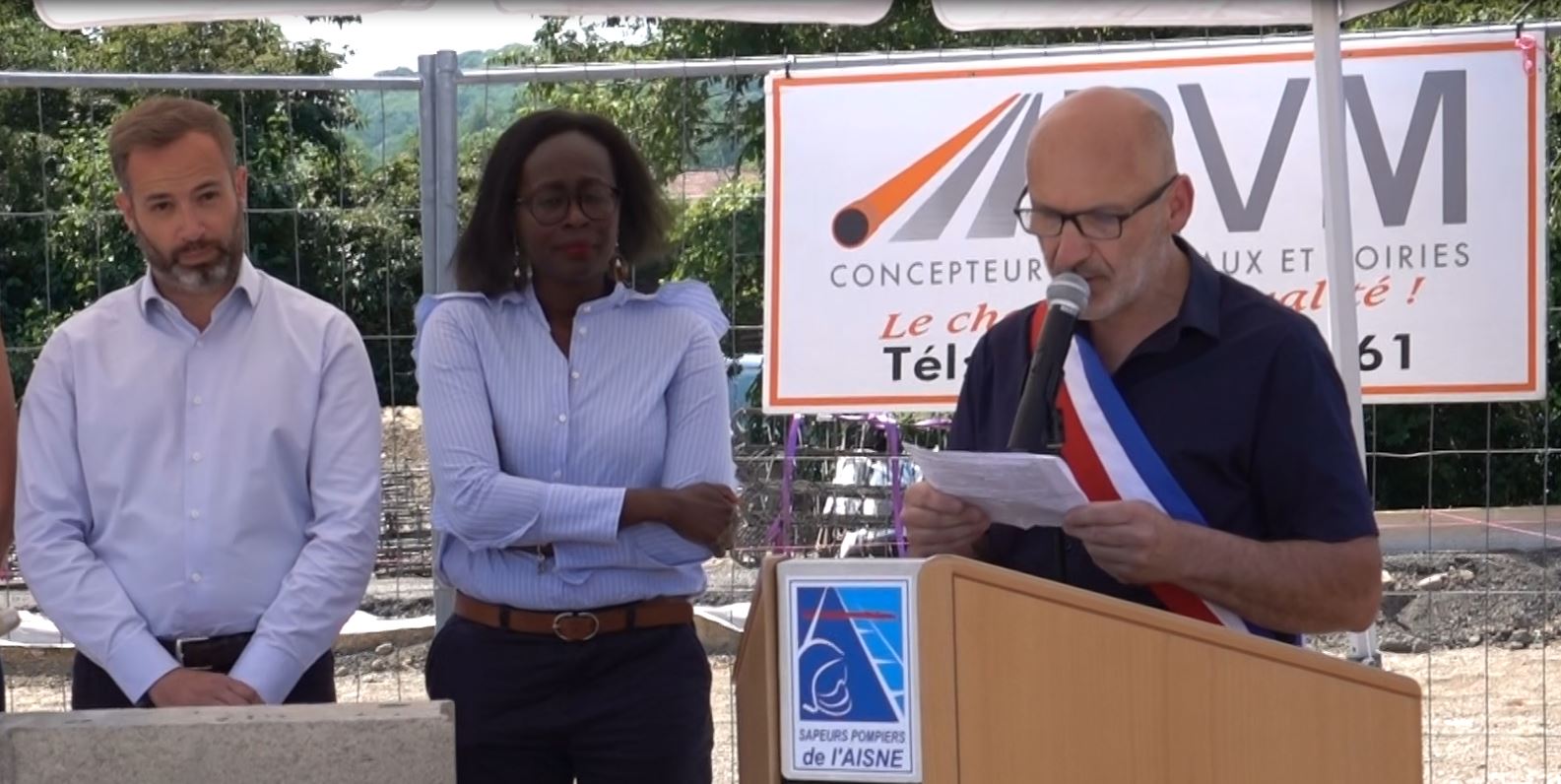 De gauche à droite : David Bobin président du CA du SDIS de l'Aisne, Fatou Mano sous-préfète de Château-Thierry et Michaël Peugniez maire de Saint-Eugène.
