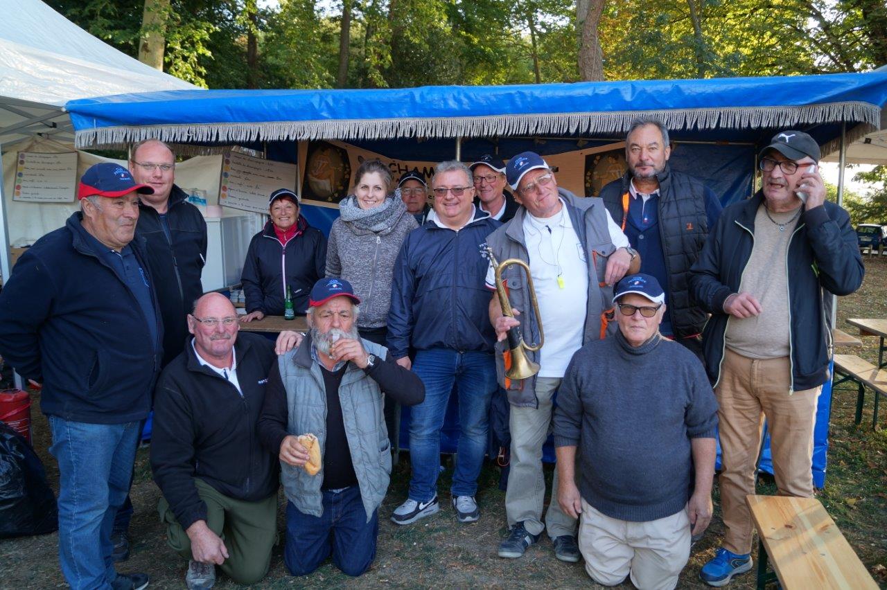 Les bénévoles de l'Amicale Bouliste Dormaniste entourent Jean-Luc Boutville (accroupi à gauche), l'un des partenaires de la manifestation..