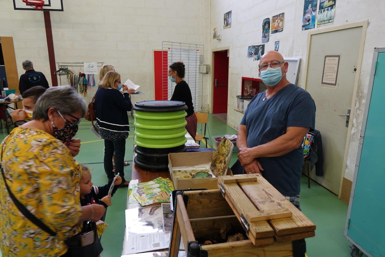 À droite : Patrick Pirrus, animateur du Service déchets de l'Agglo, est intarrissable sur la réduction des déchets et les petites bêtes qui ont de quoi se mettre sous la dent à l'intérieur des composteurs...