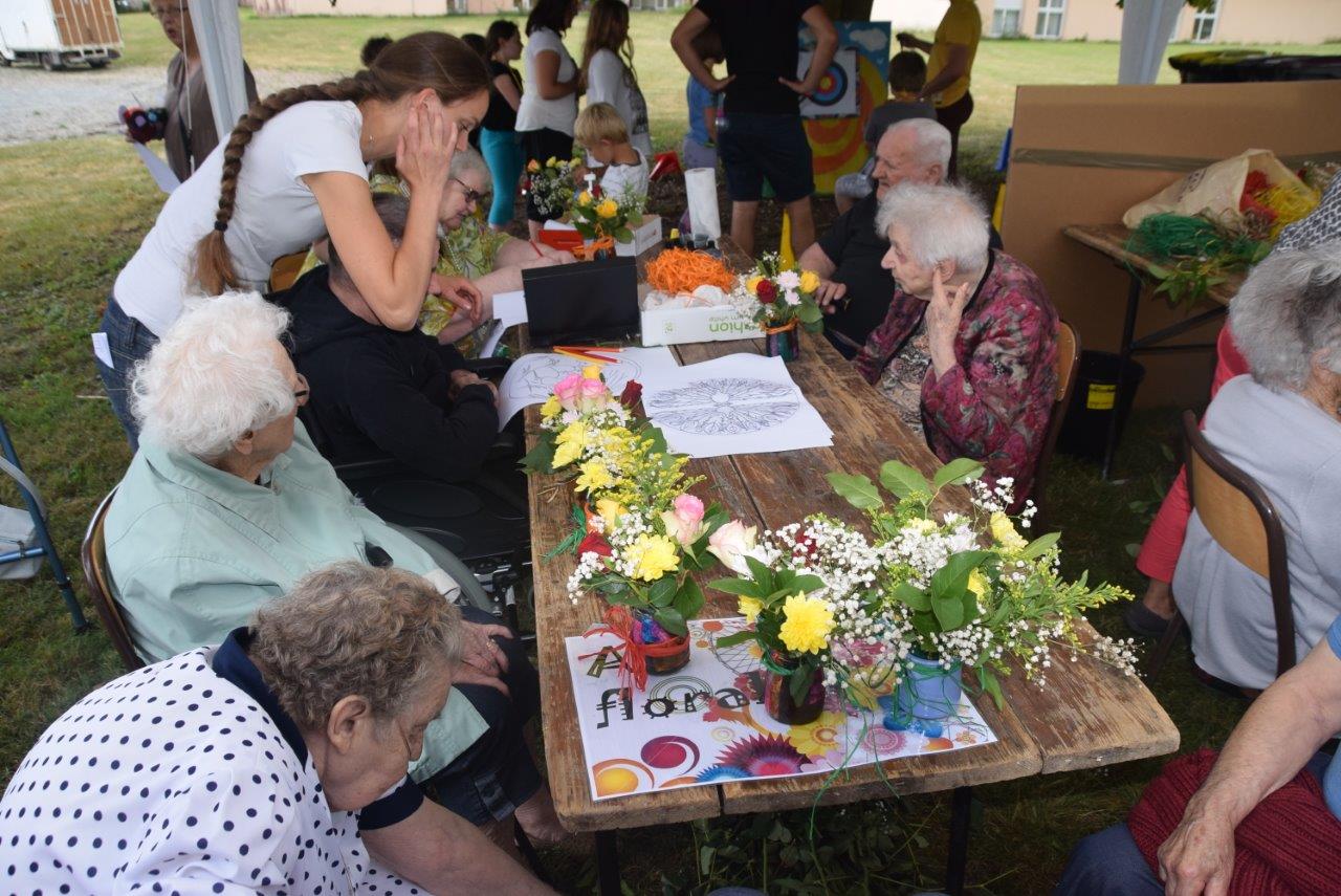 A l'atelier d'art floral, les pensionnaires des EHPAD laissent libre cours à leur talent.