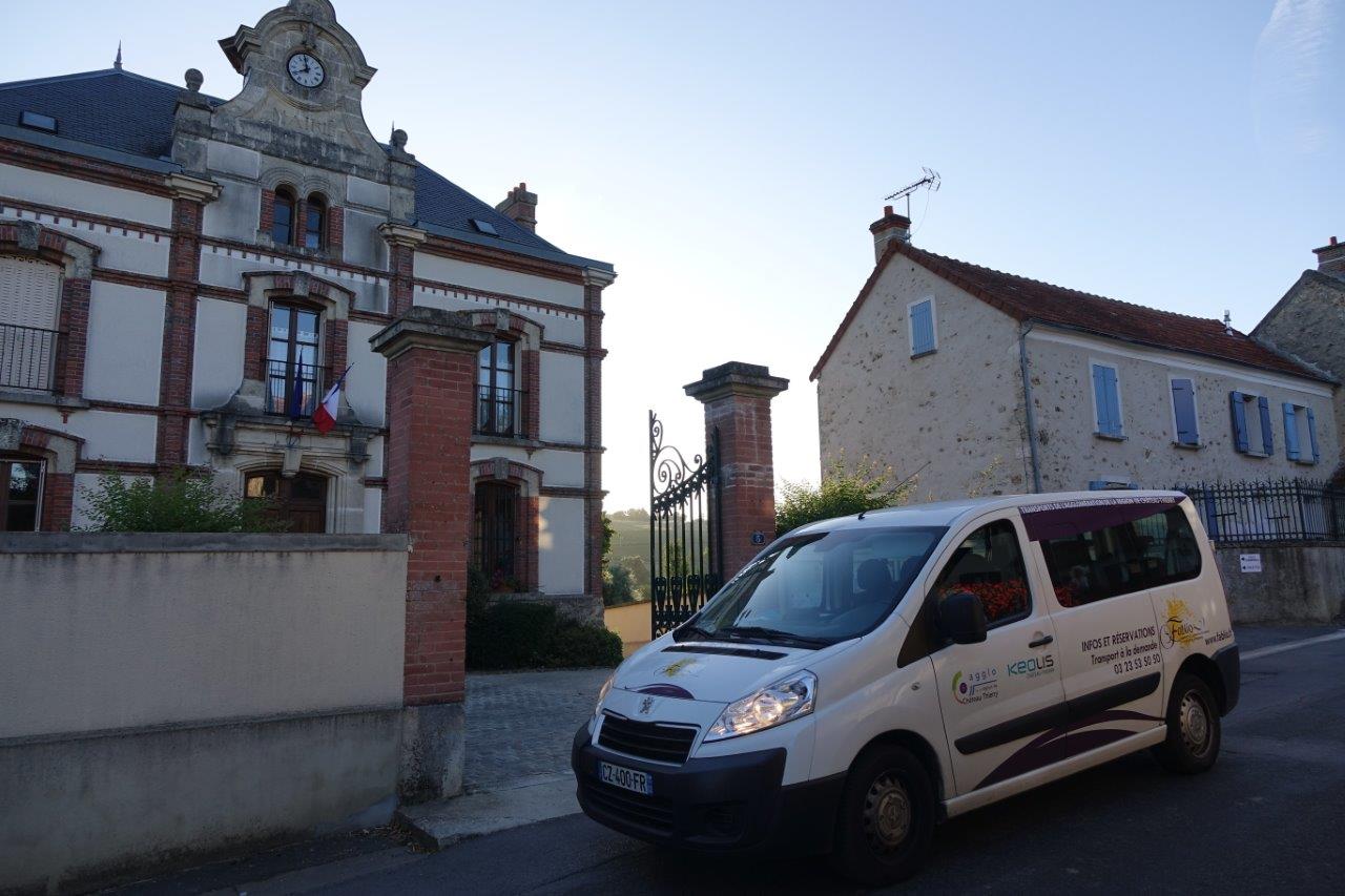 A La Chapelle-Monthodon, l'arrêt du TAD K est à la mairie.