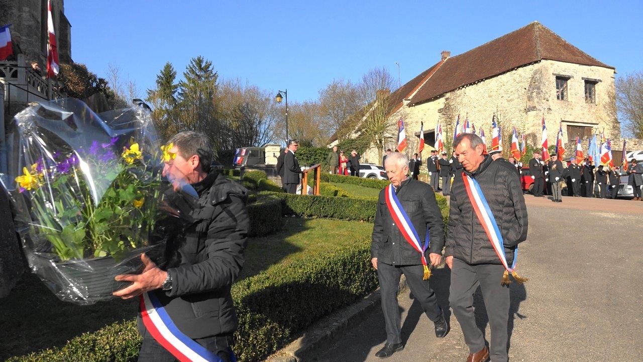 De gauche à droite : Jean-Yves Roulot, Claude Picart, Bruno Lahouati déposent une présentation florale.