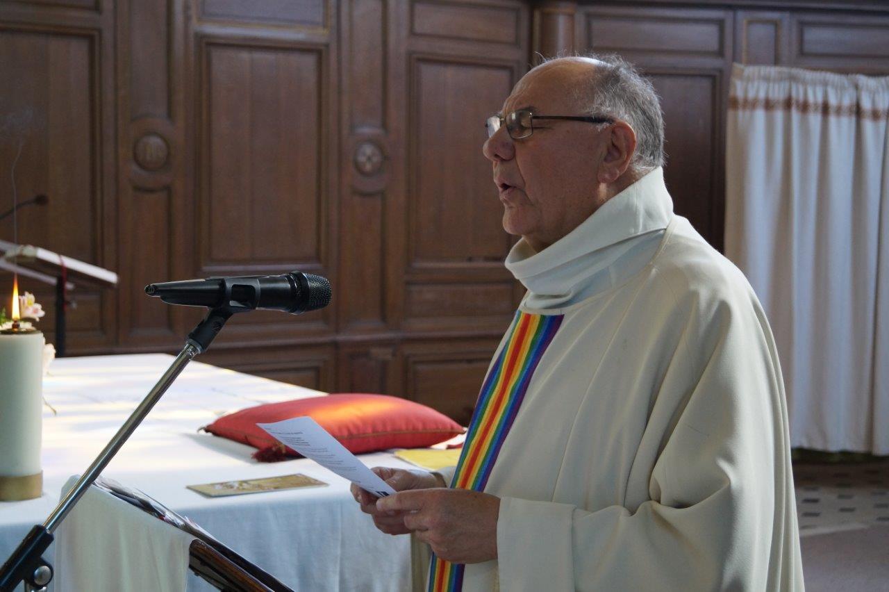 L'abbé Henri Gandon, curé de la paroisse Notre Dame des Trois Vallées, célèbre la messe en l'église Saint-Rémi de Condé-en-Brie...