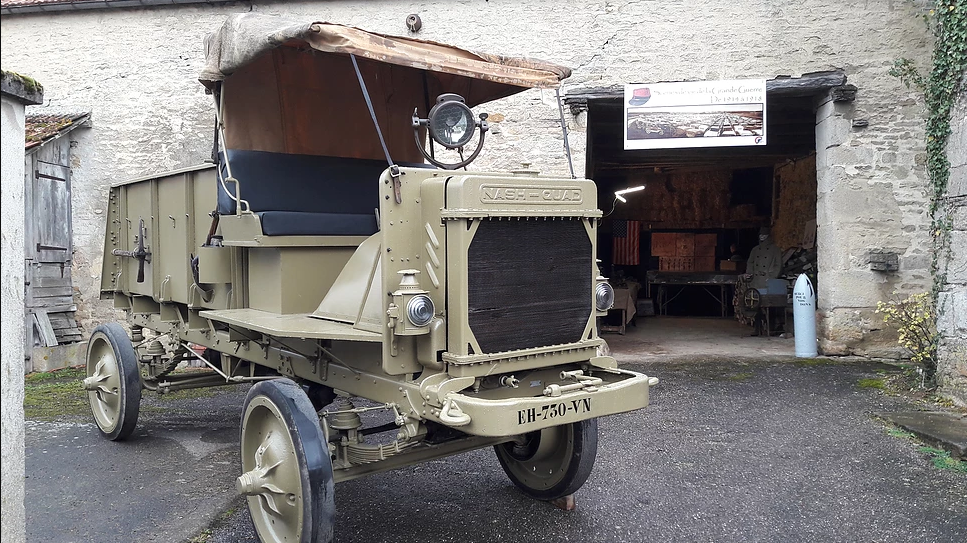 ...un camion Nash Quad américain datant de 1918...