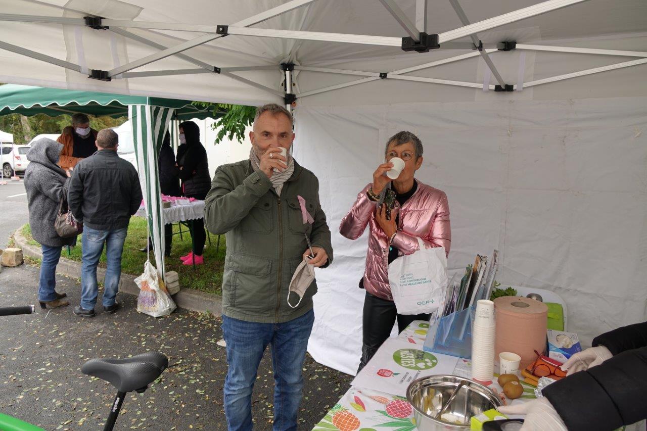 Le conseiller régional et maire du centre bourg de Condé-en-Brie n'a pas oublié de retirer son masque avant d'avaler sa potion magique.