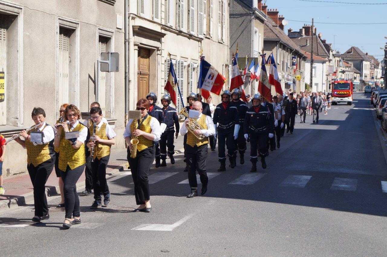 La Musique municipale envoie pour le défilé vers la salle des fêtes...