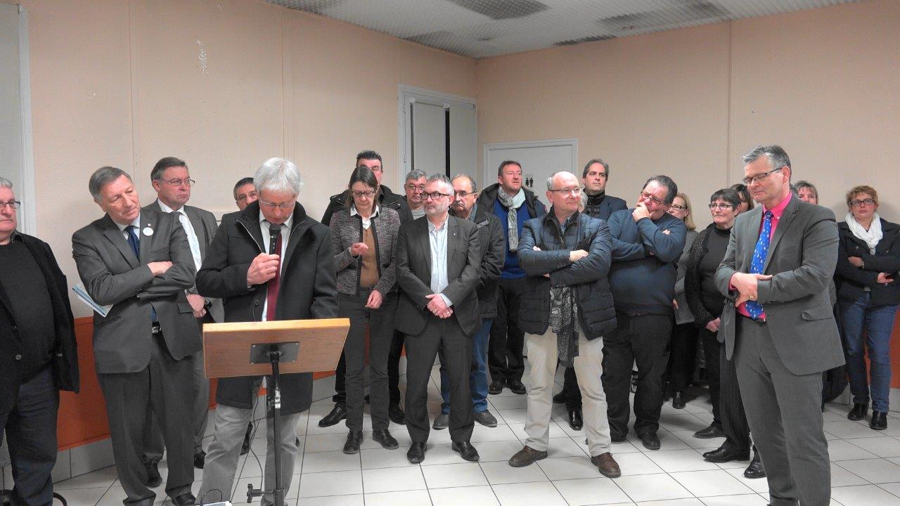 Du beau monde entoure le maire Eric Assier.
