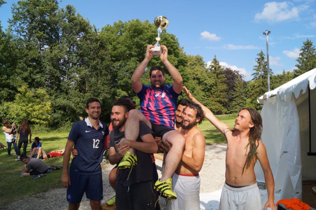 Coach Quizy soulève la coupe. Son équipe, l'En Avant Les Glands, remporte le tournoi 2018 de Baulne-en-Brie .