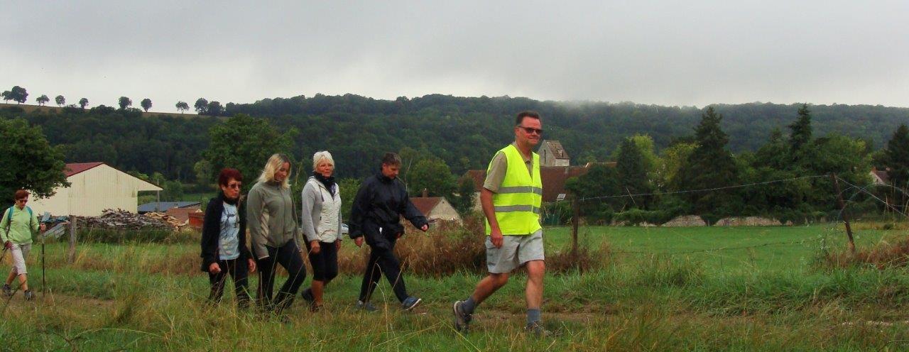 Par petits groupes, les participants emboîtent le pas au capitaine de route Marcel Dartinet.