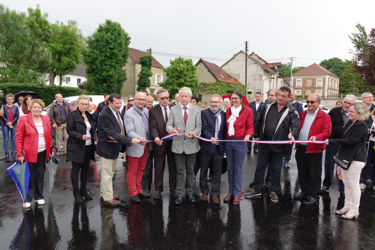 Les parapluies sont repliés pour le coupé du ruban...