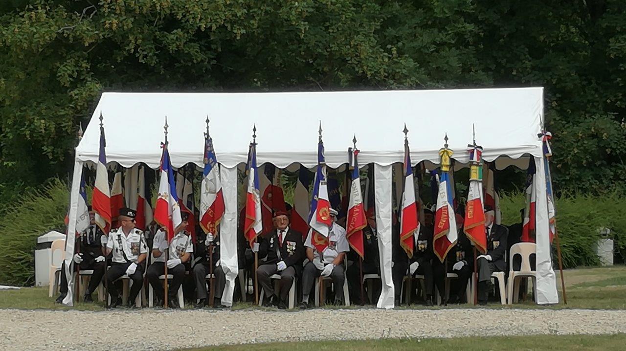 Une forte délégation de porte-drapeaux est présente lors de cet hommage...