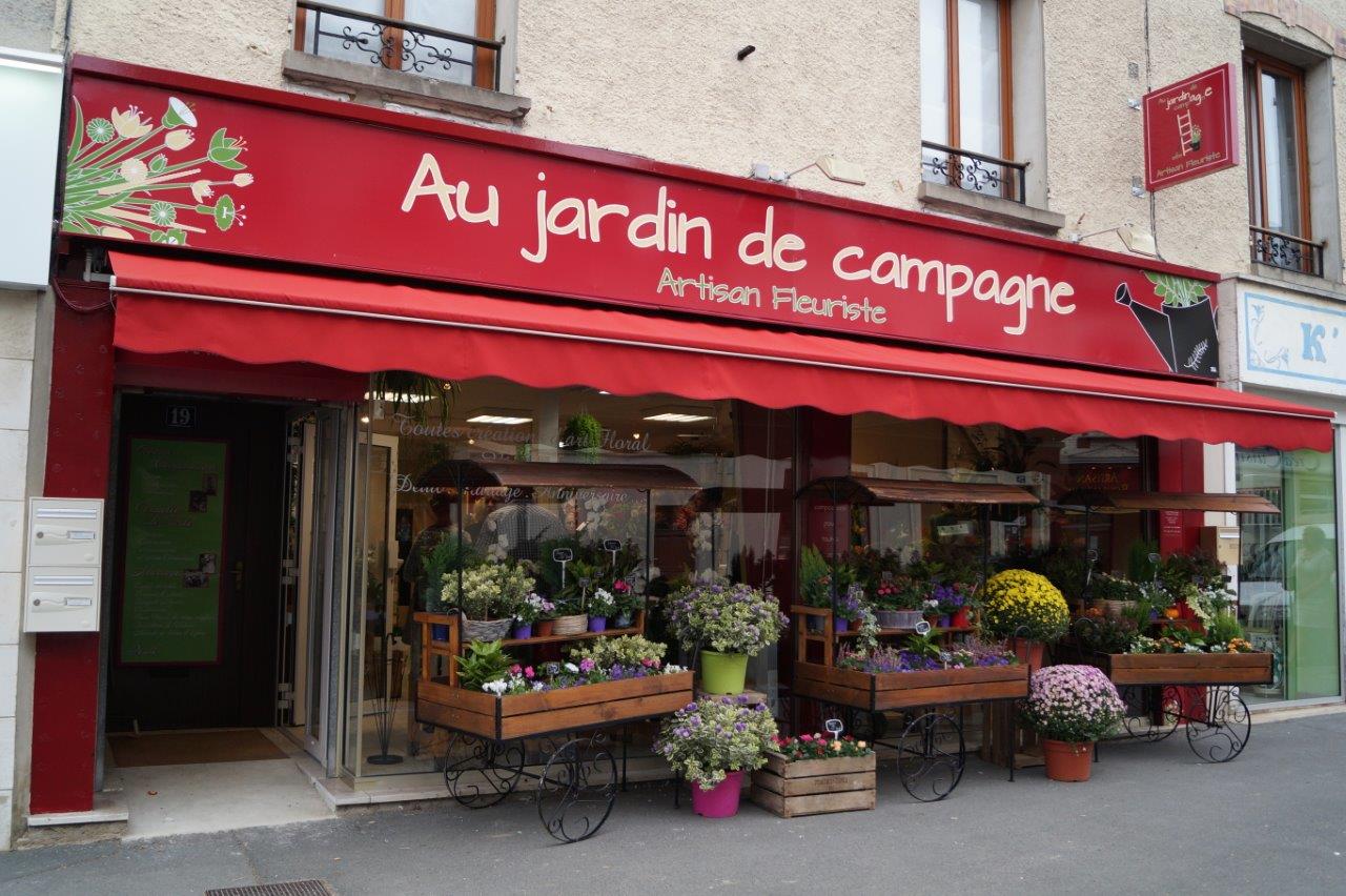 L'enseigne égaye de belle façon la rue commerçante Jean de Dormans.