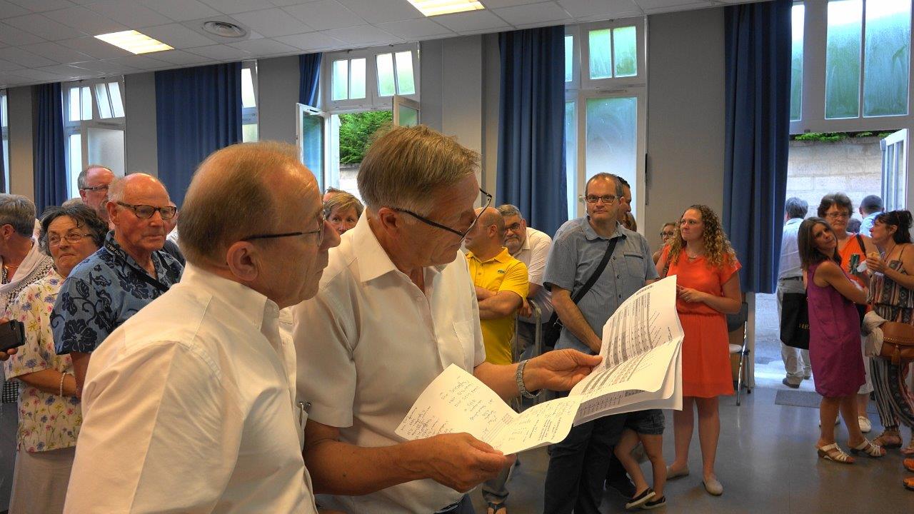 Dans une salle située rue du Château, Jacques Krabal consulte les résultats des bureaux de Château-Thierry.