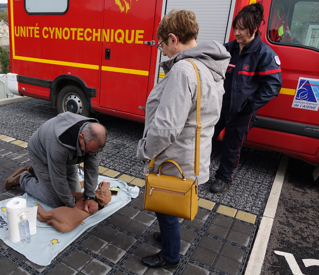 ... et l'atelier de massage cardiaque canin ont séduit le public.