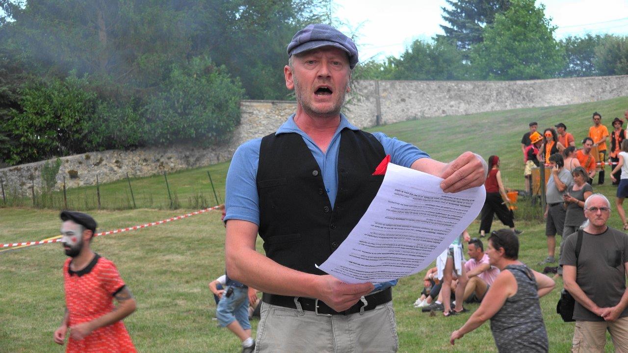 Du haut de son escabeau en bois, Bruno Pullano, le crieur du Sud de l'Aisne, a vanté les charmes du territoire.