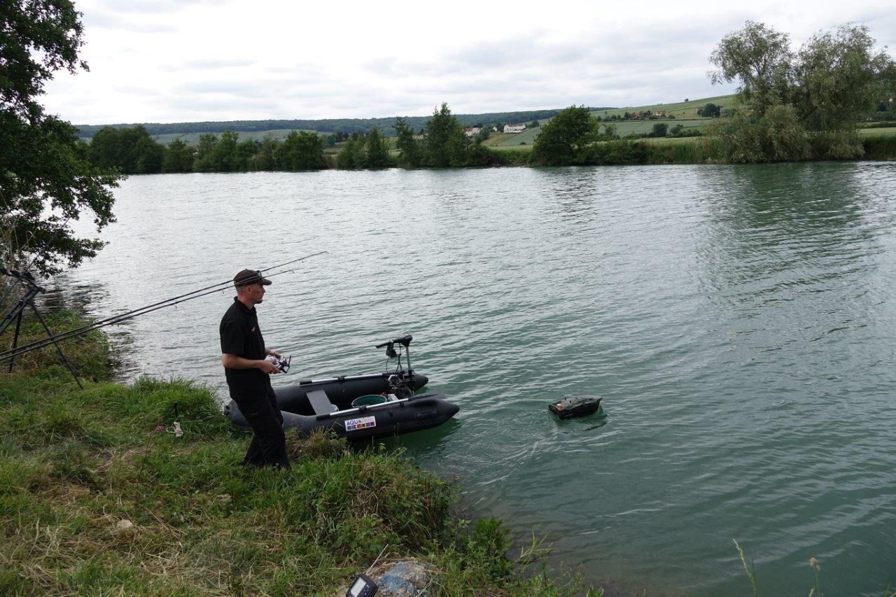 Véritable révolution dans le milieu de la pêche de la carpe, le bateau amorceur permet de poser les montages avec une précision extrême...