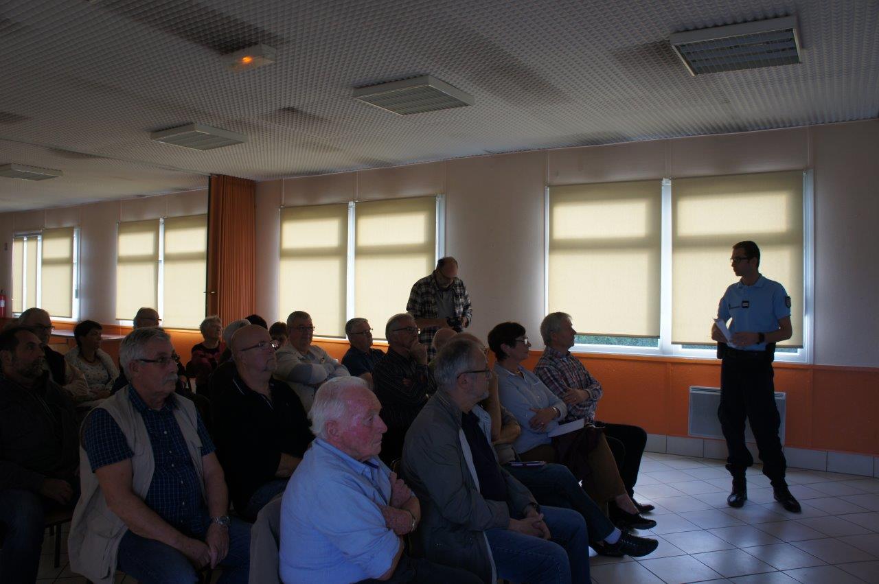 Près de 30 personnes ont assisté à la réunion publique d'information.