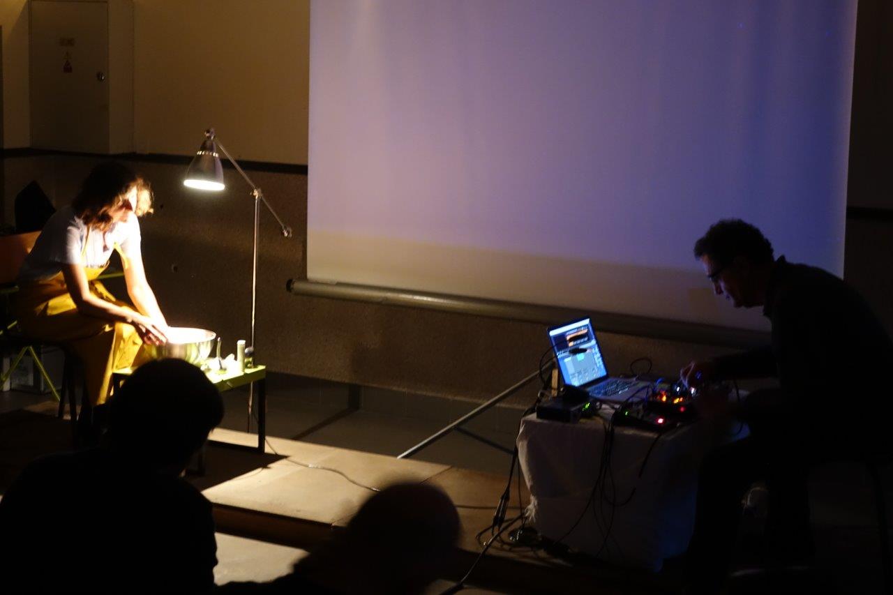 Après Les rats, une performance réalisée en 2016, Olivia Rosenthal et Eryck Abecassis présentent, cette fois-ci, Les crabes bleus.