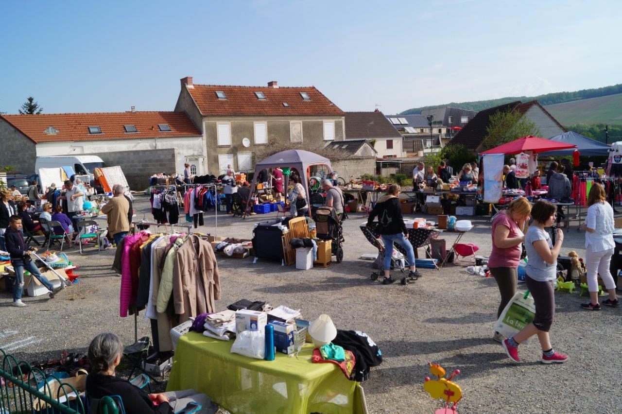 Une  foule importante a déambulé place de l'Ecole et dans les rues voisines...