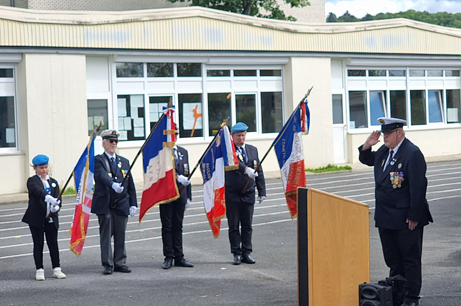 De gauche à droite : Melyana, porte drapeau de l'École Vaucrise-Hérissons, les portes-drapeaux de l'APAC et Christophe Delannoy, président de l'APAC Château-Thierry.