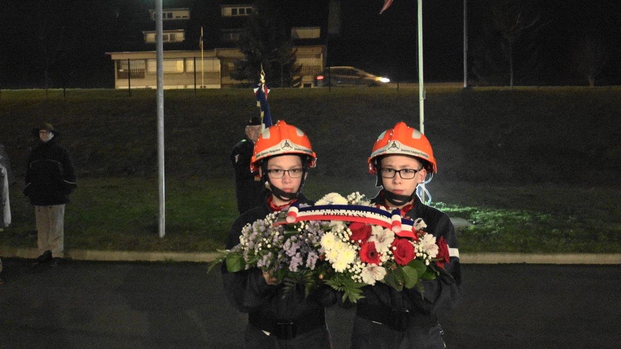 La mission de ces deux Jeunes Sapeurs Pompiers : apporter la gerbe de fleurs aux officiels.