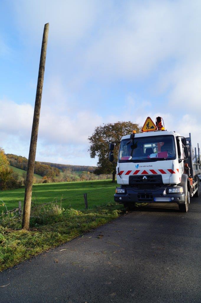 Un poteau neuf est enfoncé à 1m50 dans le sol.