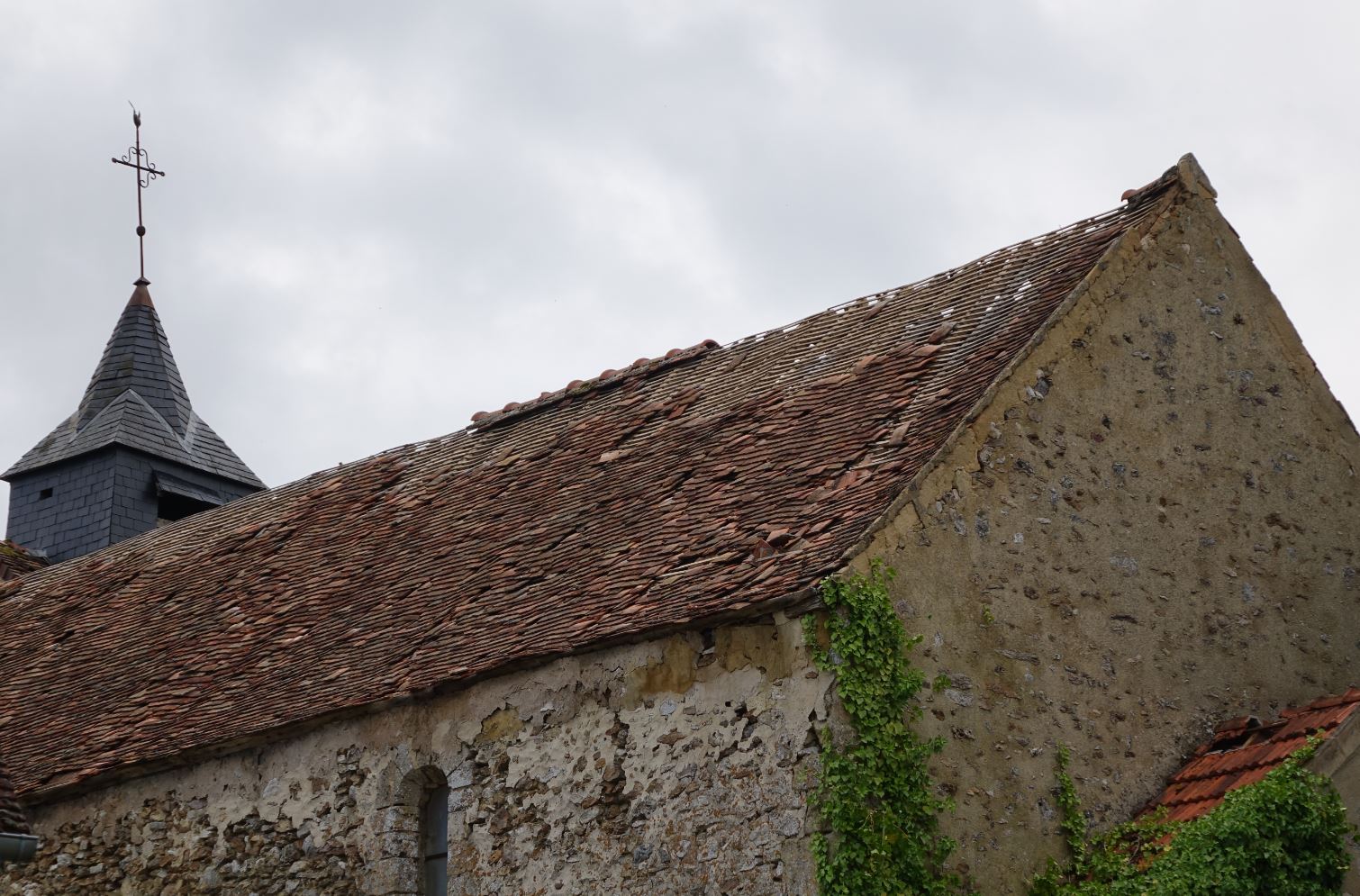 Une partie de la toiture de l'église le dimanche 20 juin 2021.