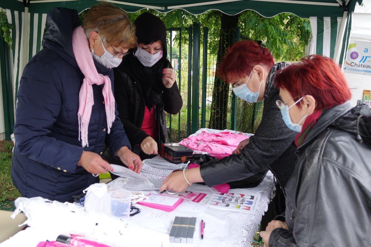 De gauche à droite : Jacqueline Picart et Gaëlle Vaudé ont en charge le stand dédié à l'association Anat de l'Omois...