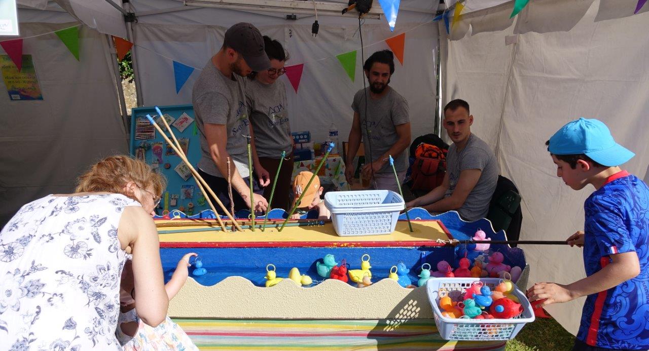 Prêté par la commune de Connigis, le stand de pêche connaît toujours le succès.