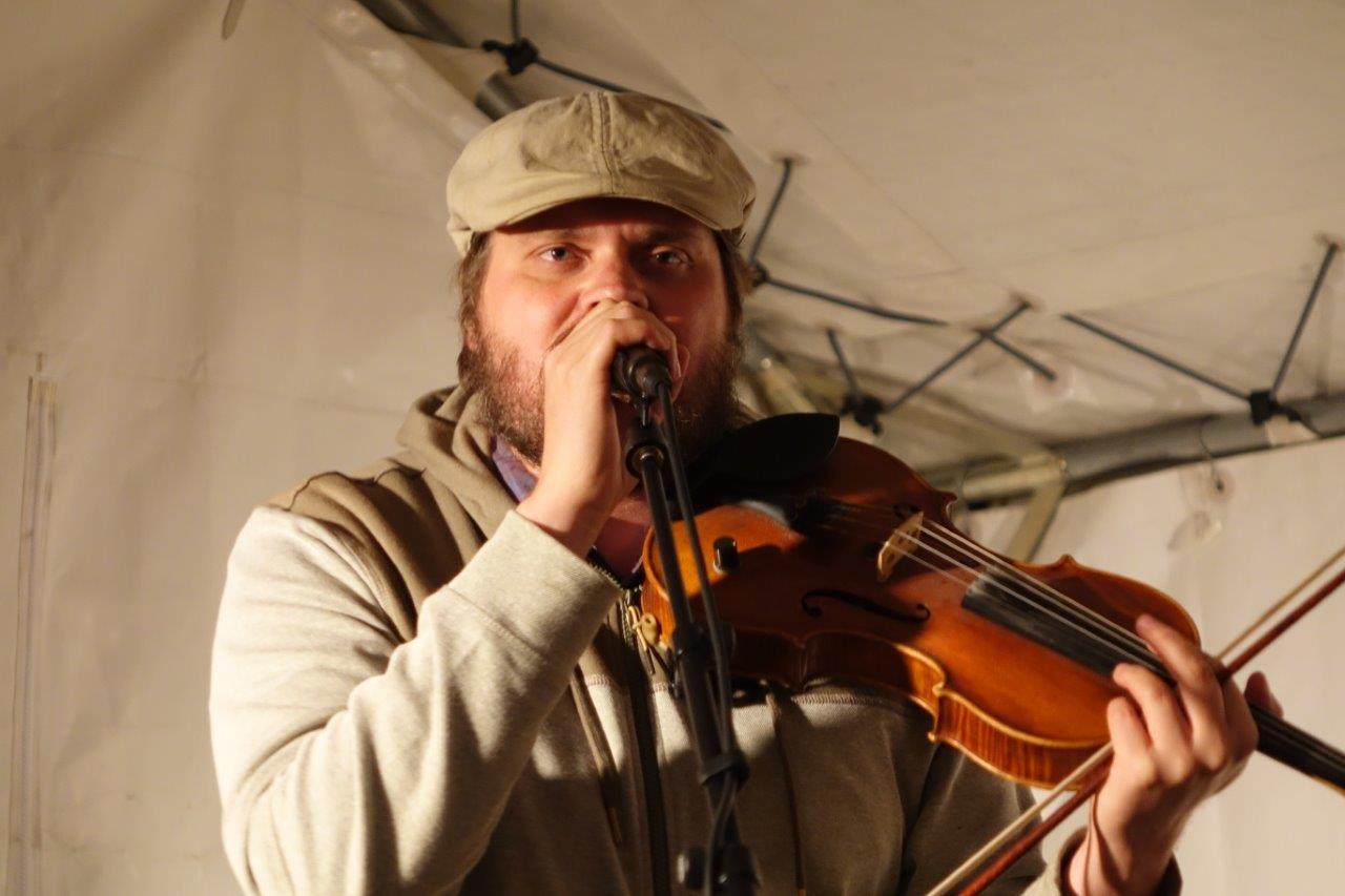 Violon et chant : Léo Mathieu.