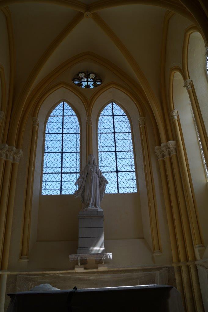 L'intérieur de l'église est du premier art gothique.