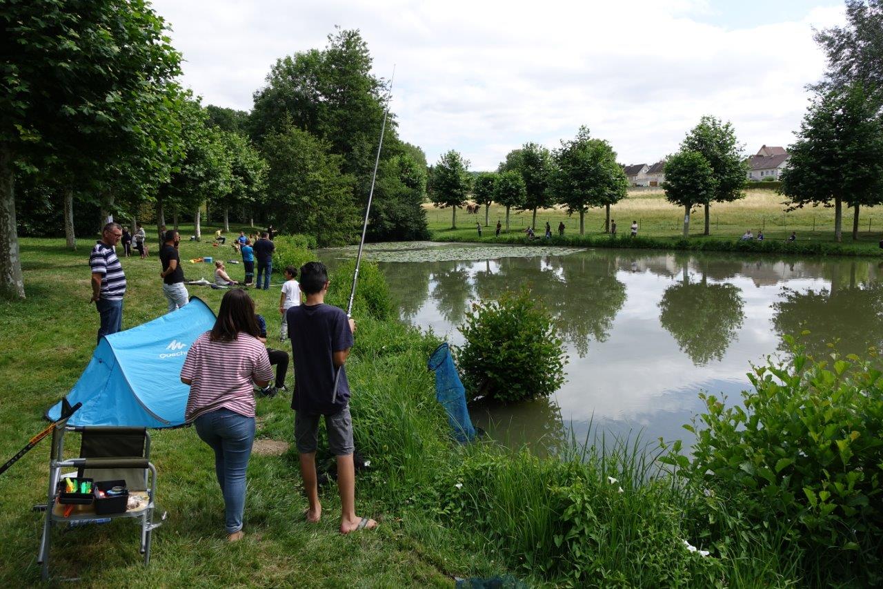 La tradition est respectée : La mise à l'eau de quelques 300 truites est offerte par la municipalité et les pêcheurs ont accès gratuitement à l'étang pendant toute la journée du 14 juillet.
