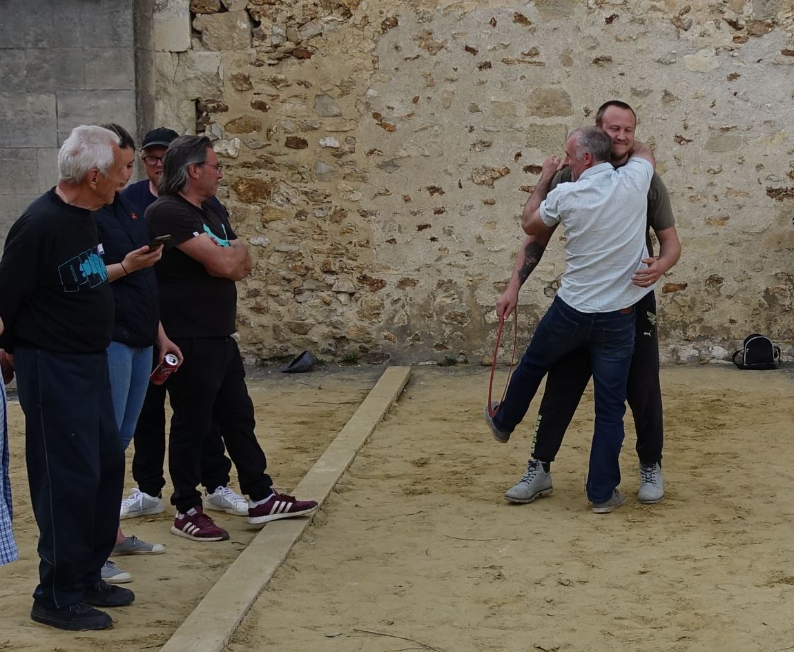 À l'issue de la dernière partie où la tension est palpable, la doublette Gonthier - Benoit remporte le 15e concours de pétanque de La Chapelle-Monthodon.