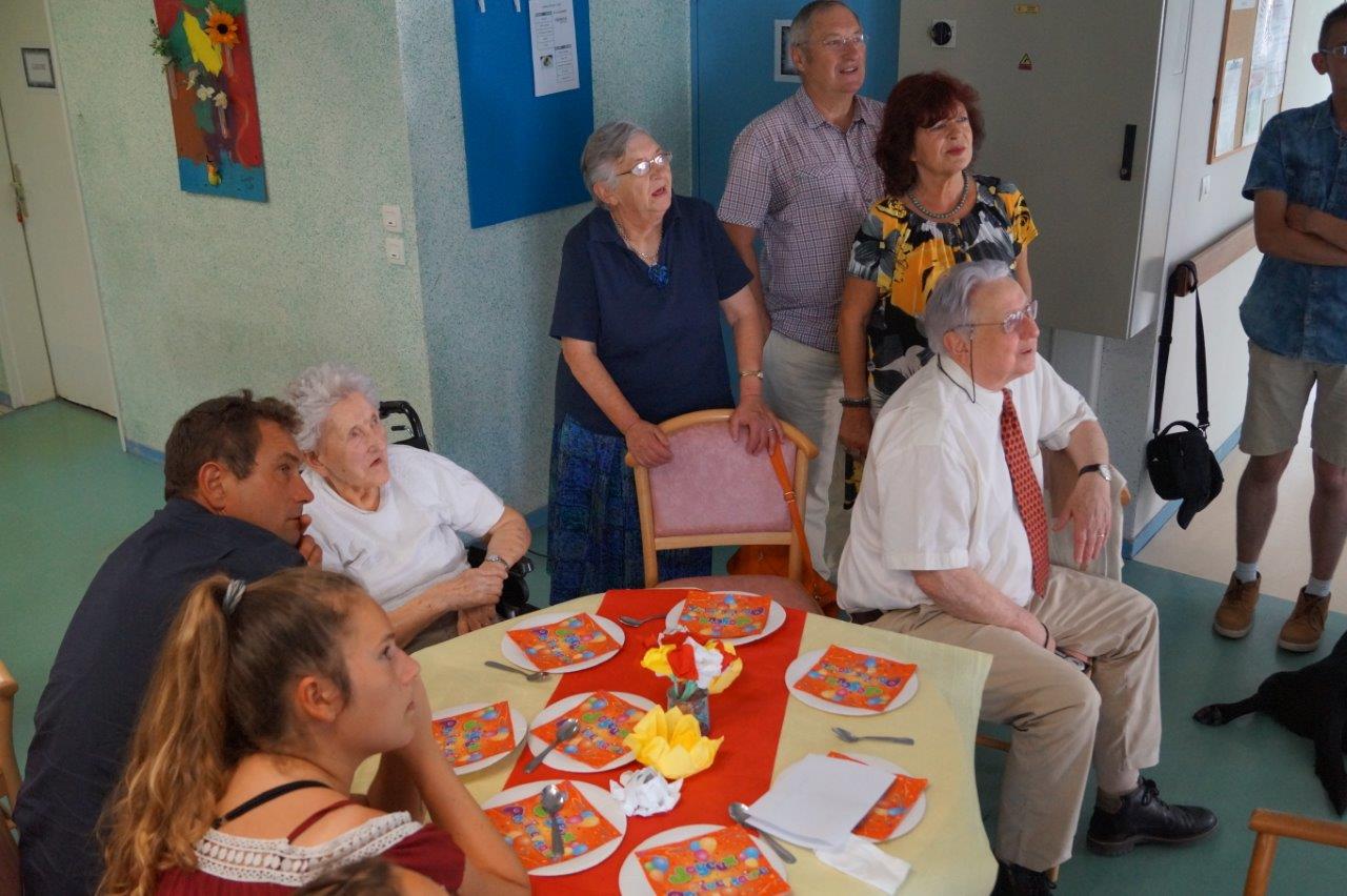Un retour en images d'époque, concocté par Madeline Foucher, animatrice sociale, est présenté à la centenaire et sa famille...