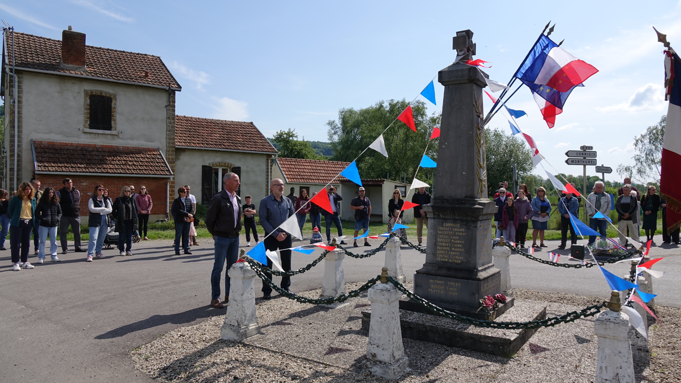 De gauche à droite : Vincent Verot, maire de Monthurel et Michaël Peugniez pour l'appel aux morts de Monthurel.