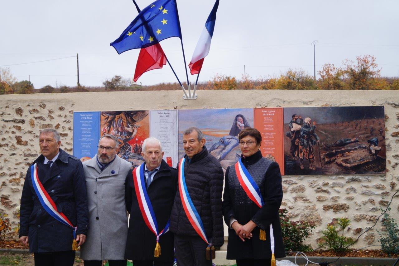 De gauche à droite : Jacques Krabal, Dominique Moyse, Claude Picart, Bruno Lahouati et Jacqueline Picart, maire déléguée de La Chapelle-Monthodon posent devant le monument aux morts.