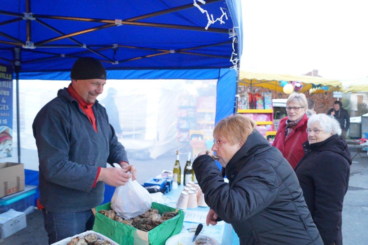 Il faut toujours goûter avant d'acheter. Ici, les huîtres de l'incontournable poissonnier ambulant La Remonira.