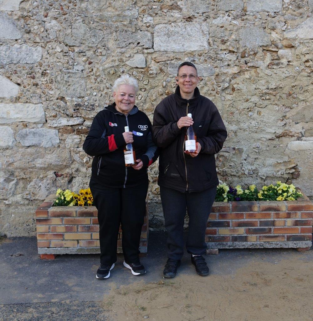 De gauche à droite : Martine et Sonia Dast. La doublette de Courthiézy participe pour la seconde fois au concours de pétanque de La Chapelle-Monthodon.
