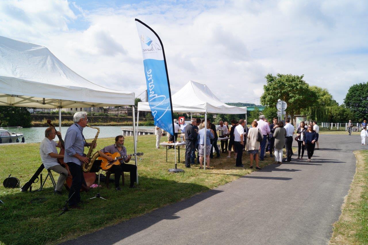 A gauche, le groupe Jazz51 ambiance les bords de Marne pendant l'arrivée des invités.