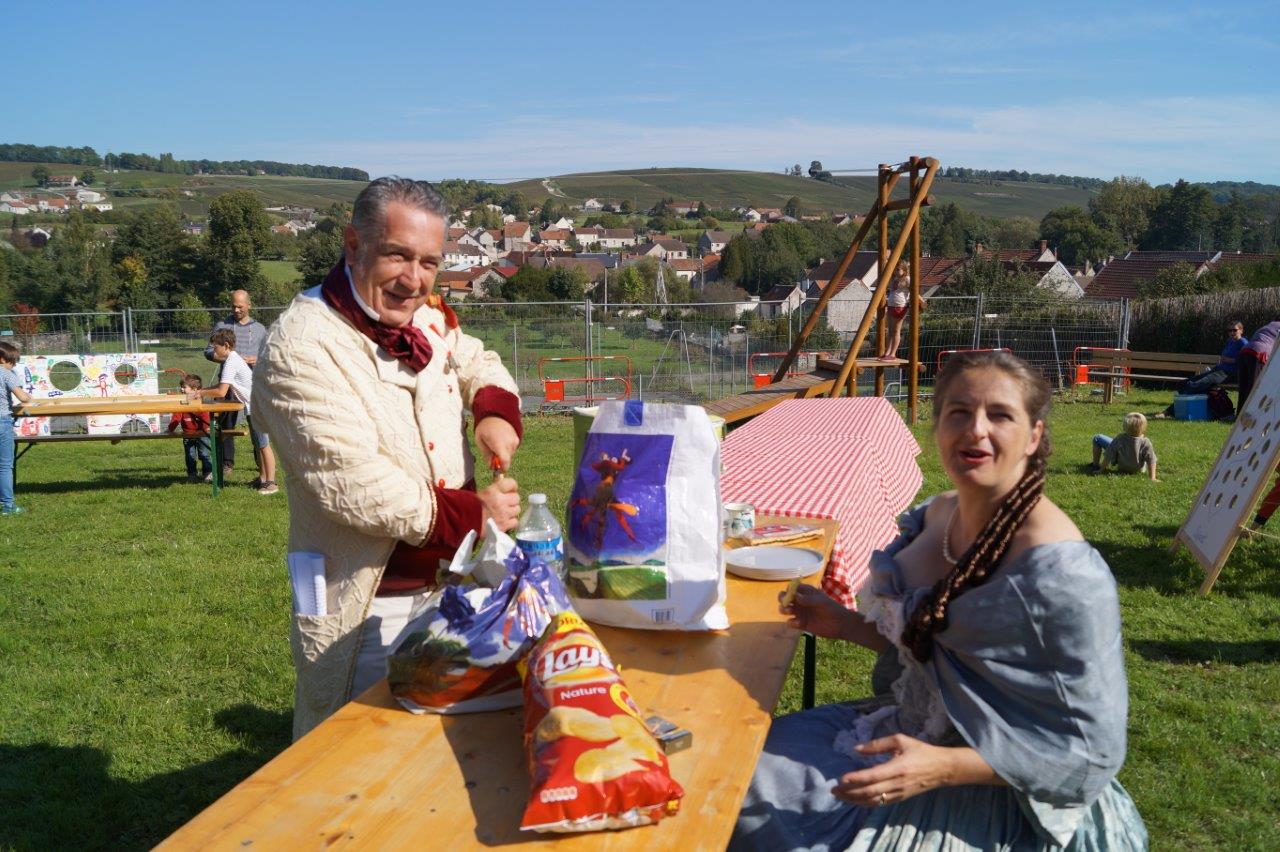 Le préfet Rastagnac ouvre une bonne bouteille pour fêter le lancement du projet participatif.
