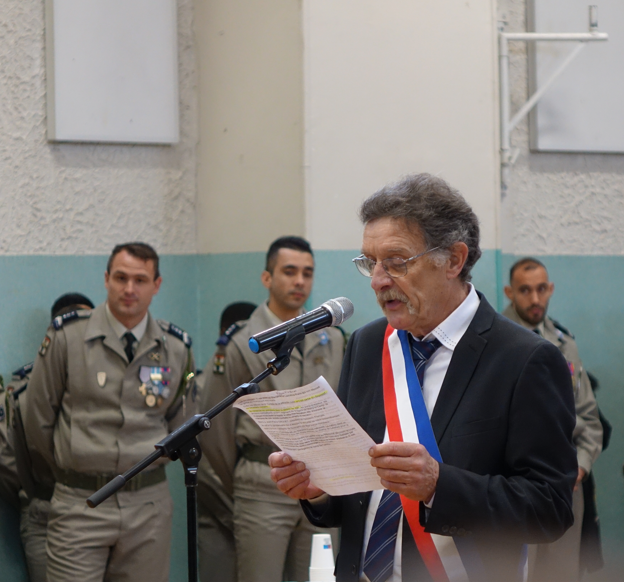 Michel Courteaux, maire de Dormans, accueille les participants dans la salle des fêtes.