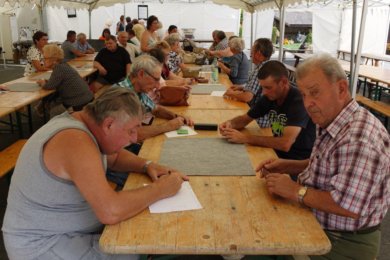 Le concours de belote a rassemblé quinze équipes sous les chapiteaux.