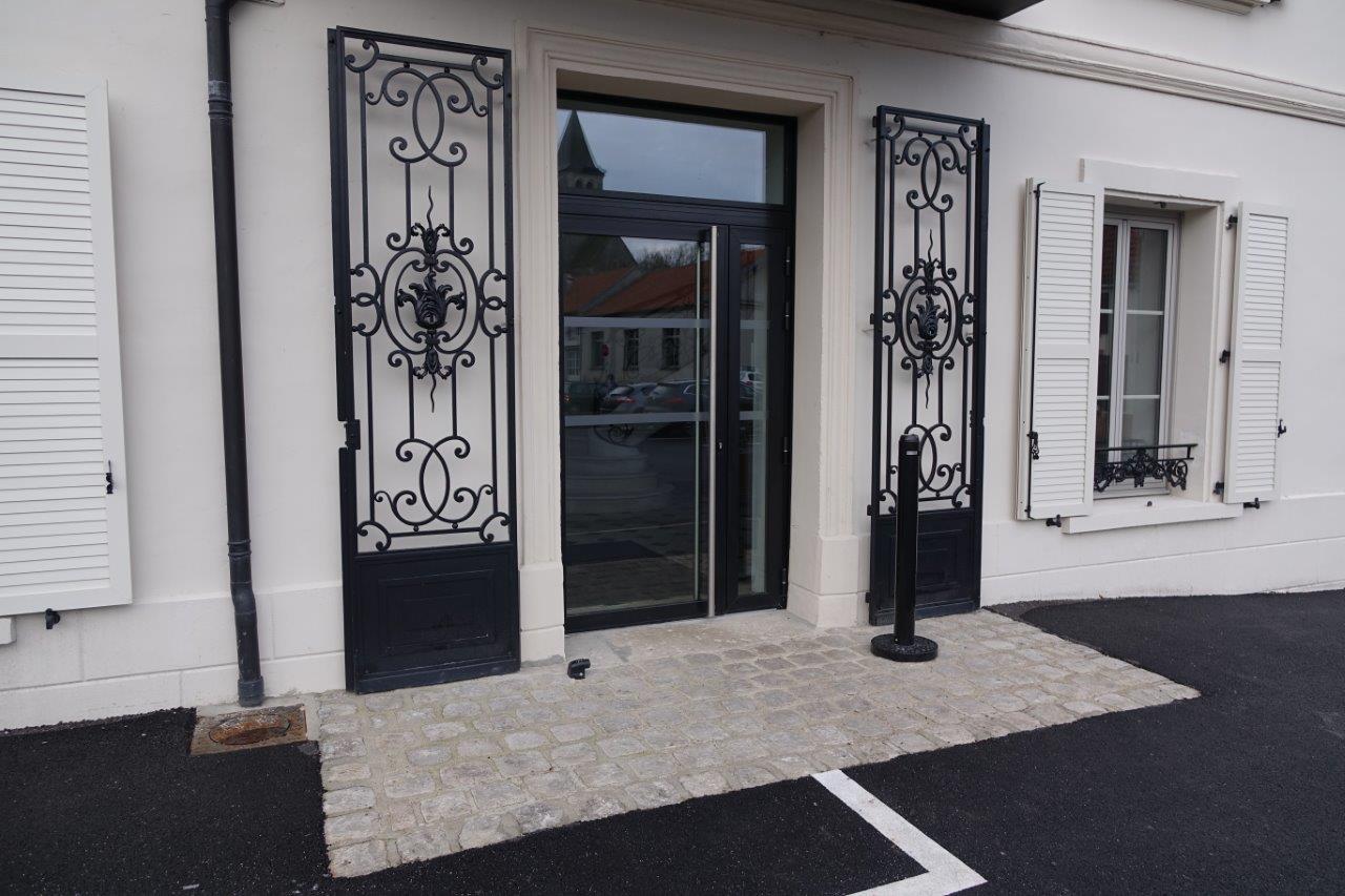 Les anciennes portes d'entrée appliquées en façade et le seuil en pavés ont été conservés.