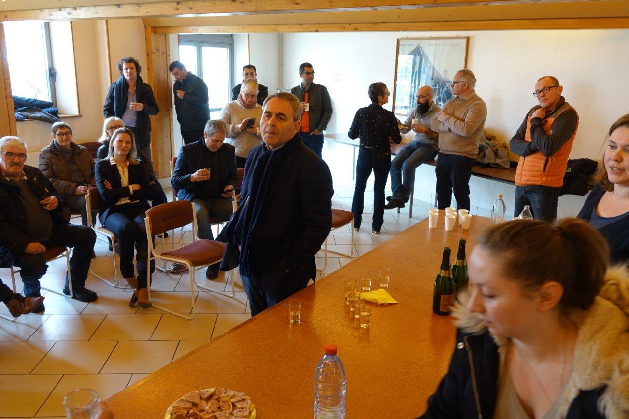 Xavier Bertrand a échangé avec les participants dans la salle des Mariages de Condé-en-Brie...