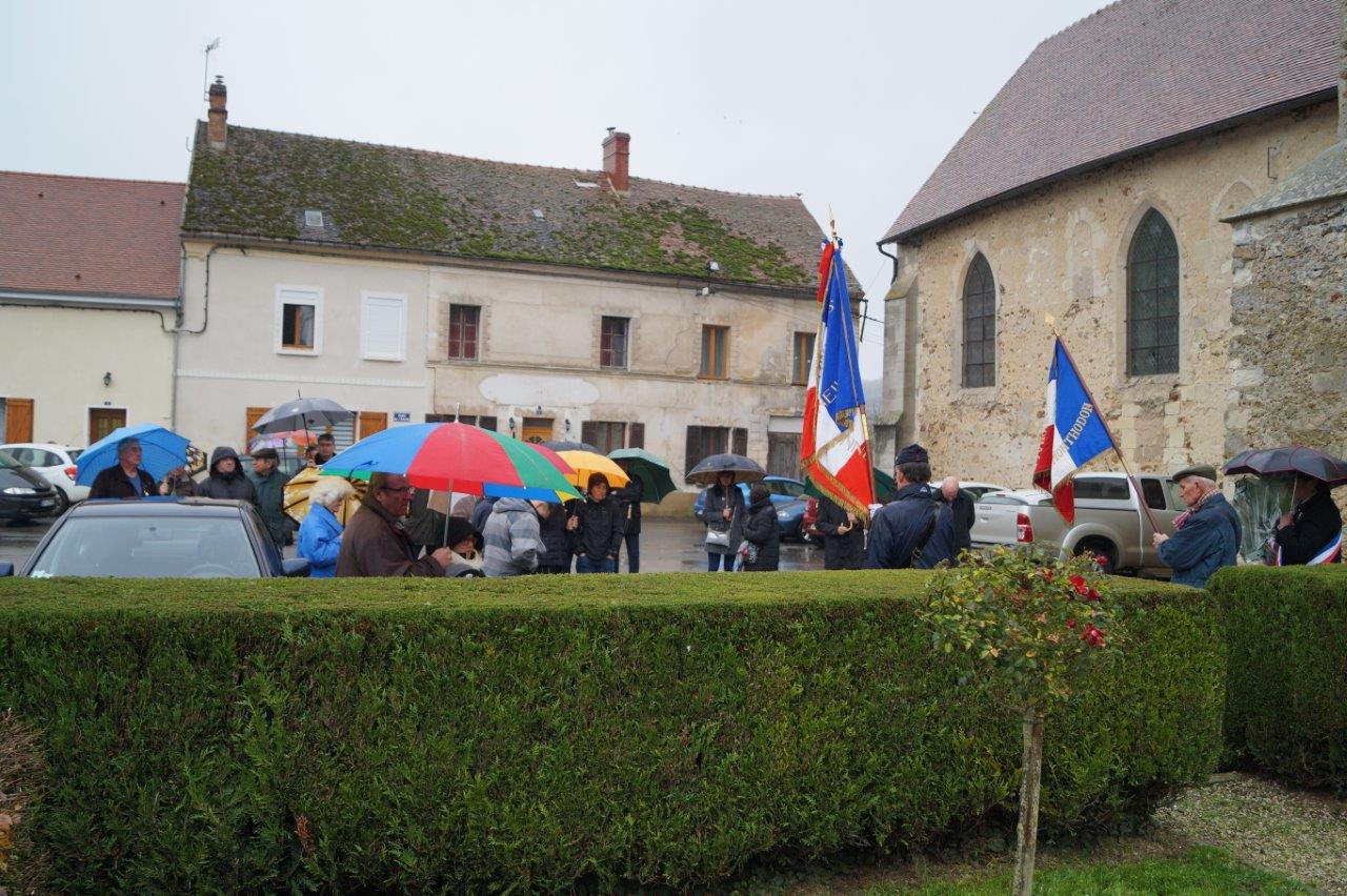 Quelques fidèles des cérémonies du souvenir ont bravé les intempéries.