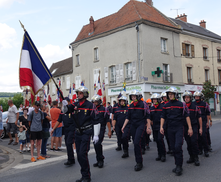 Les sapeurs-pompiers et les jeunes sapeurs-pompiers de Dormans marchent d'un seul pas...