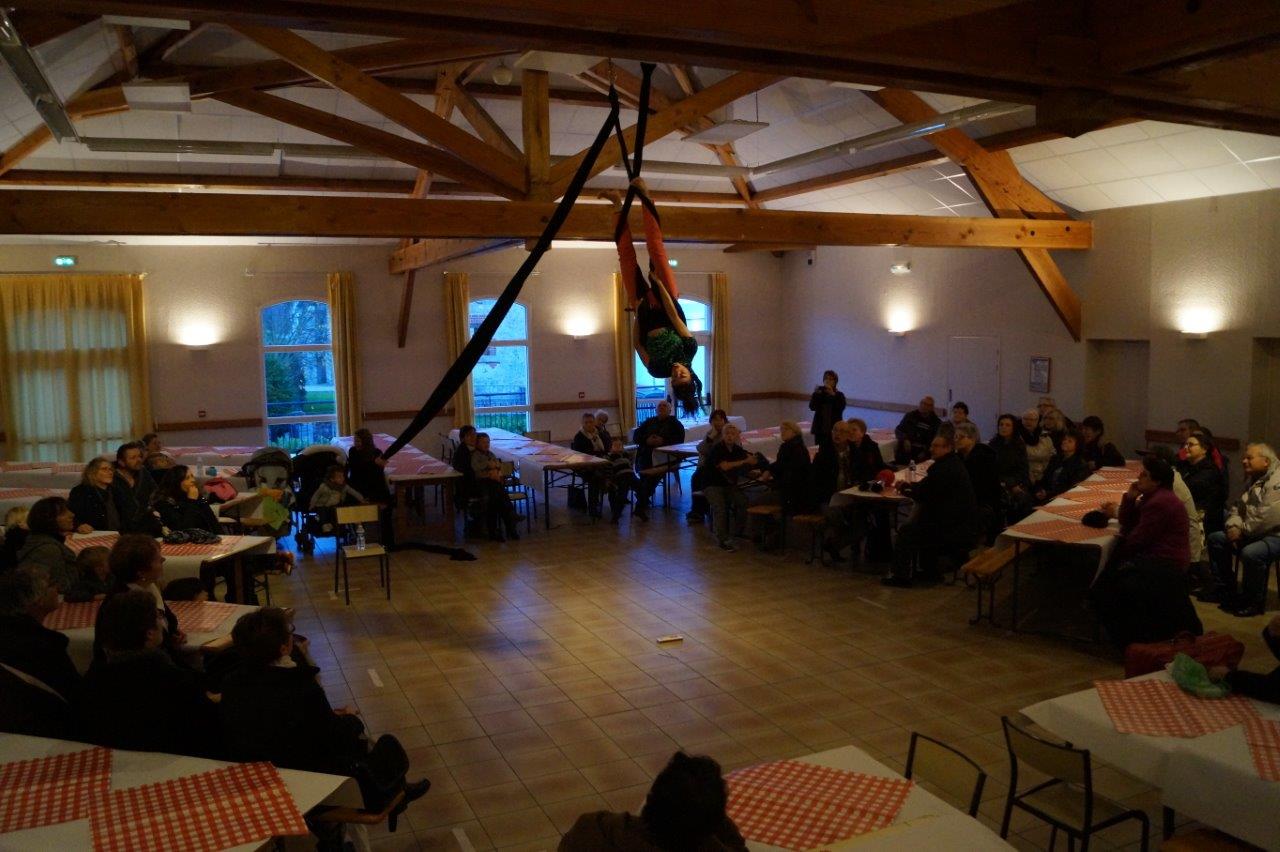 Le numéro de tissu aérien d'Inès fait pousser des Houuu, des Haaaa, au nombreux public réuni salle Serge Coyard.