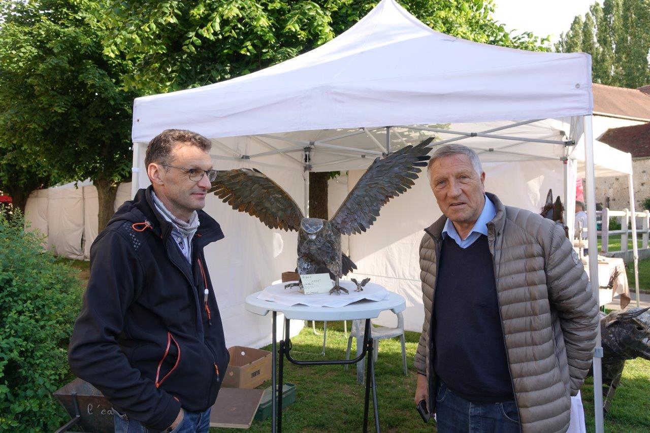 Le député de l'Aisne, Jacques Krabal (à droite), s'entretient avec Philippe Moreau, adhérent de l'ACPV et sculpteur d'animaux en ferraille...
