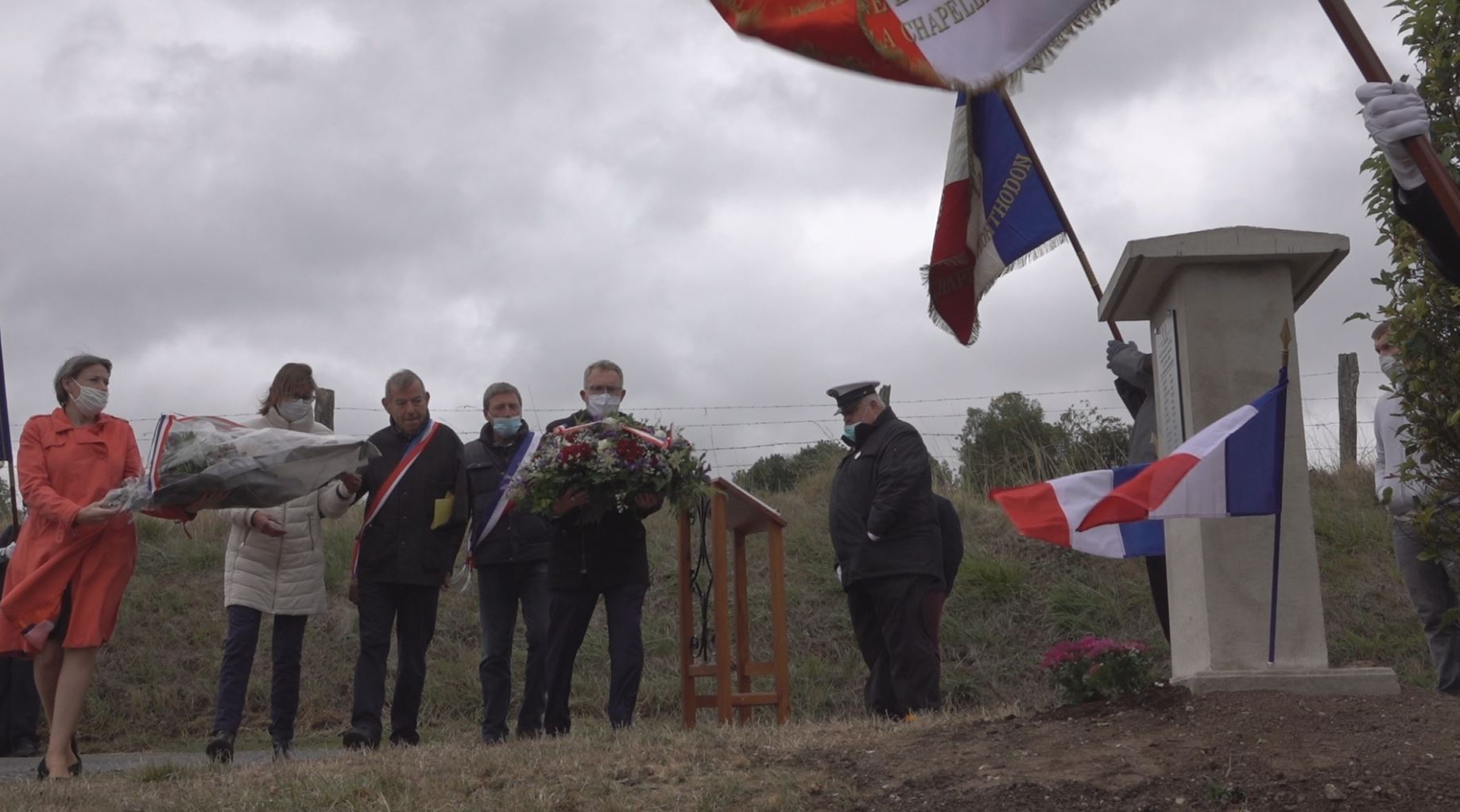 Les élus sud axonais procèdent aux dépôts de gerbes de fleurs...